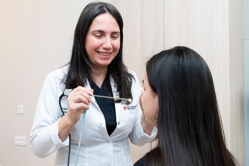 Prof. Dr. Ayşenur Meriç Hafız during an endoscopic examination