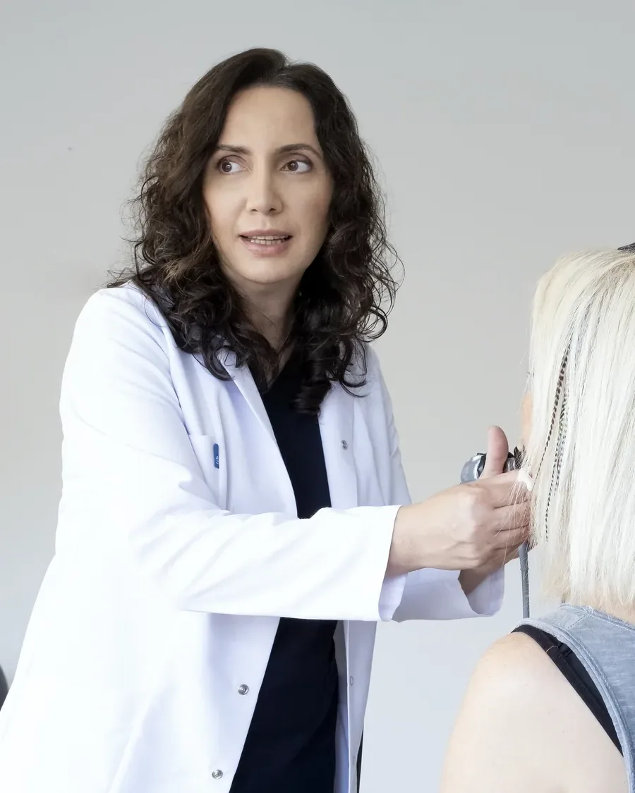 Prof. Dr. Meriç Hafız bei der endoskopischen Untersuchung einer Patientin