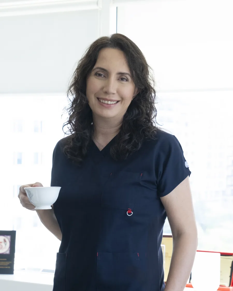 Prof. Dr. Ayşenur Meriç Hafız in ihrer Praxis