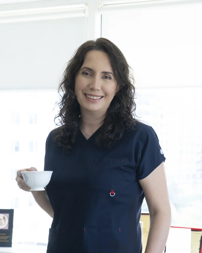 Prof. Dr. Ayşenur Meriç Hafız, muayenehanesinde