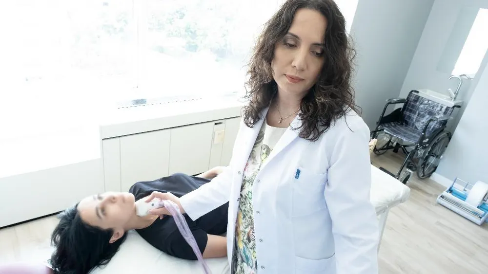 Prof. Dr. Ayşenur Meriç Hafız hastasına boyun ultrasonu yaparken